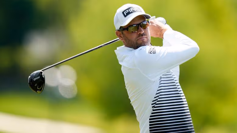 International Team Leads US 7-3 at 2026 Presidents Cup 3 Golfer Punting on Medinah Green