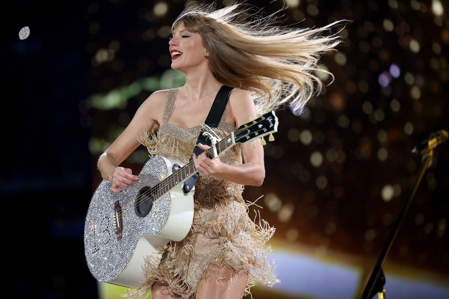 Taylor Swift Wins First Artist Director Honors at 2026 VMAs 3 Taylor Swift Performing Award Speech