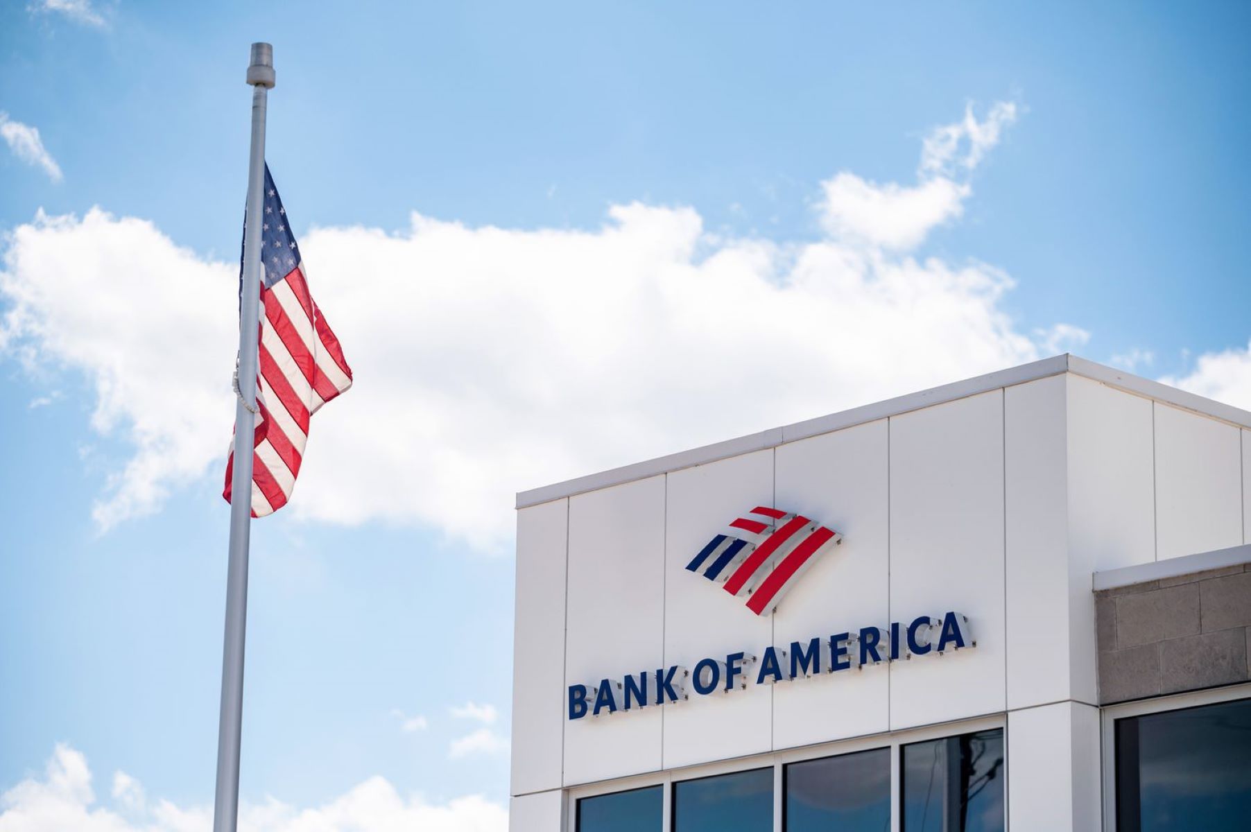 Good Samaritan Returns $128,000 Found on Top of Bank ATM 3 Bank Of America Atm Exterior Street View