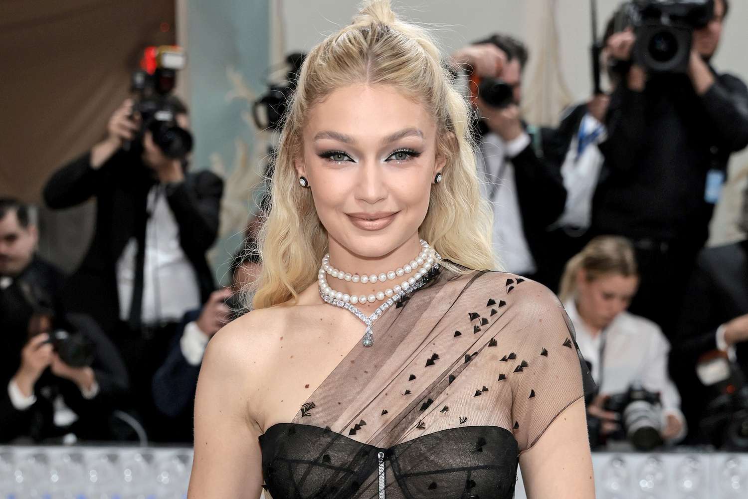 Gigi Hadid Shares Important Beauty Lesson She Teaches Khai 4 Gigi Hadid Fashion Show Makeup Model