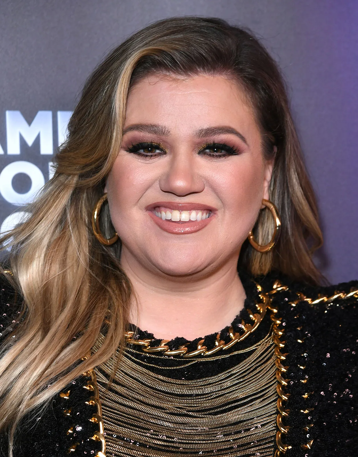 Kelly Clarkson Says She Loves AI But Demands Separate Charts 3 Kelly Clarkson Performing Live On Stage With A Microphone