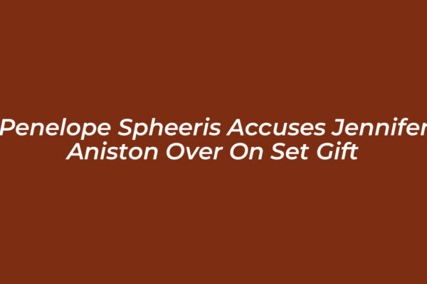 penelope spheeris accuses jennifer aniston over on set gift IB1T