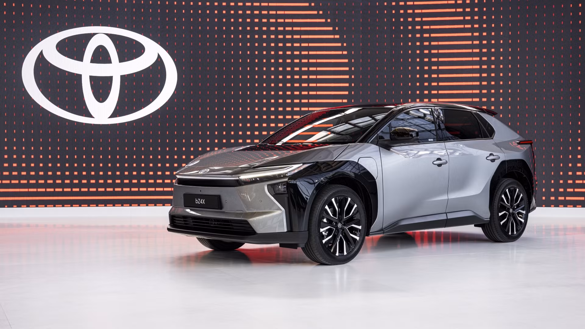 US Sedan Sales Rise in 2026 Led by Toyota and Honda Growth 6 Toyota Camry Honda Accord 2026 Sedan Dealership Showroom